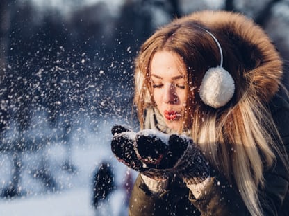 jeune femme dans la nature en hiver 